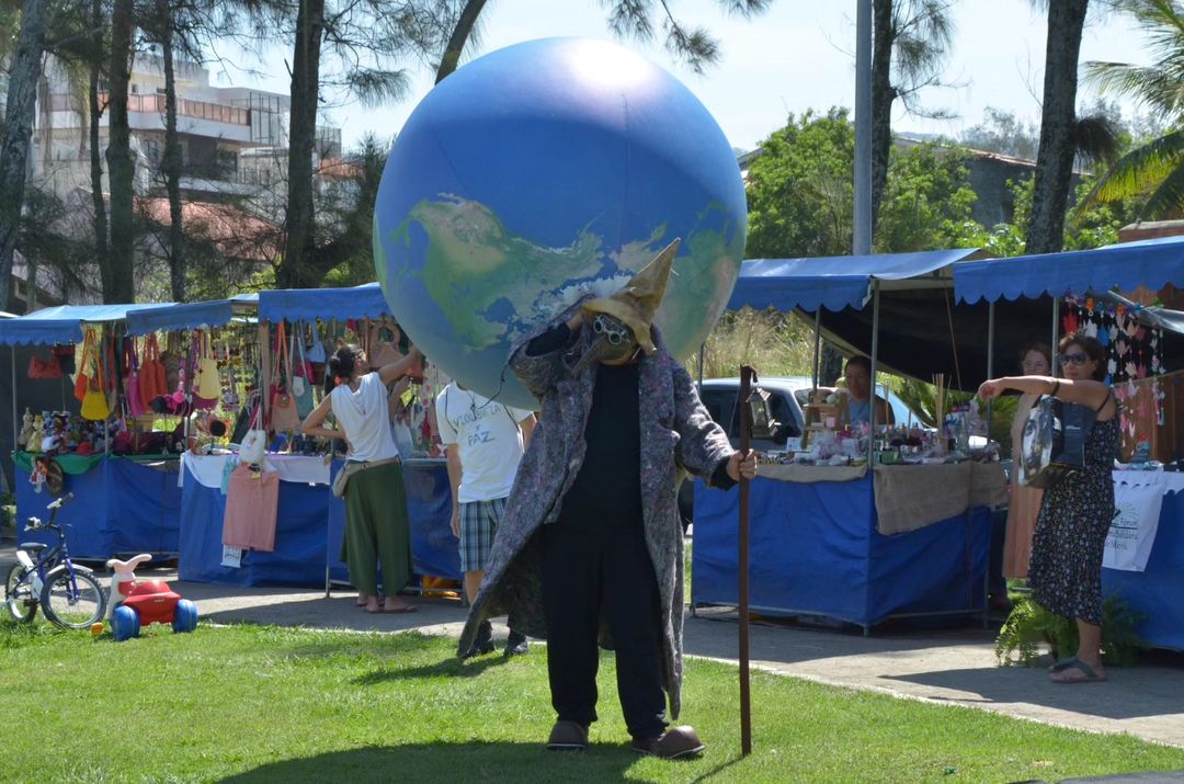 “Catador de Amanhãs” do Teatralmente nas praias de Itaipú e Piratininga em Niterói – RJ