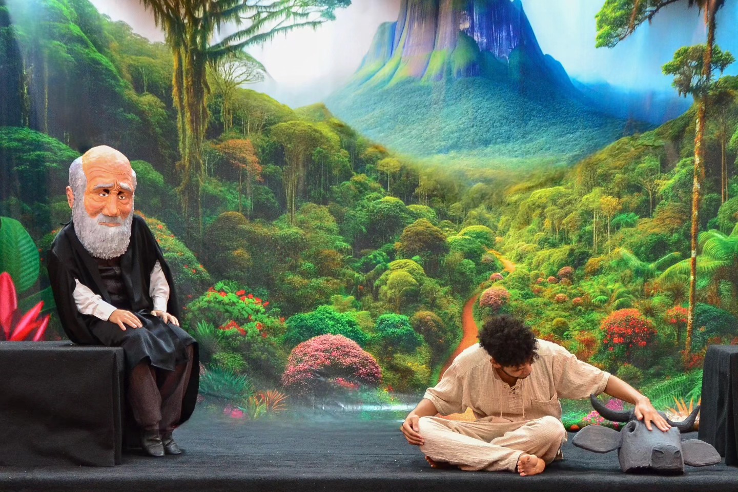 Estreou “Caminhos de Darwin”, o novo espetáculo do Teatralmente