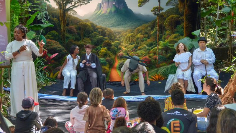 “Caminhos de Darwin” em apresentação no meio da mata, na Serra da Tiririca