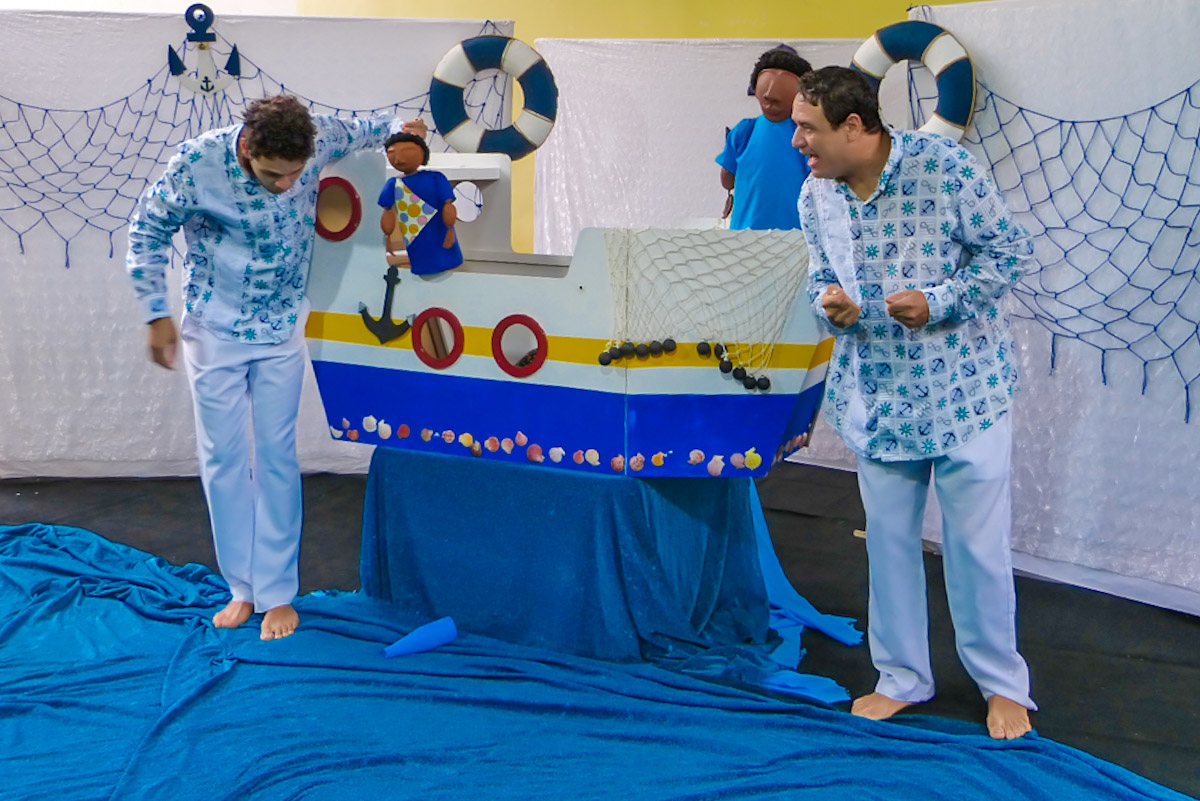 “Sobre o Mar” do Teatralmente celebra a cultura caiçara e ribeirinha em Jurujuba e Ponta D’Areia